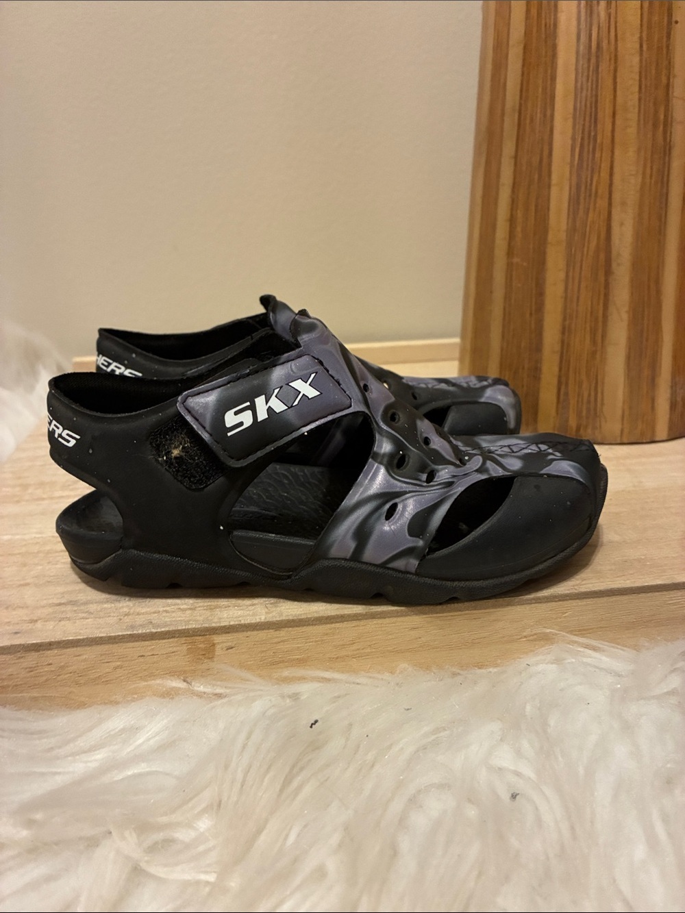 SKX Skechers Black Gray Cutout Sport Sandals
